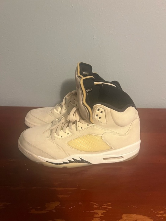 Jordan High-Top Sneakers in Cream and Black Accents Air Jordan 5 Sail SE